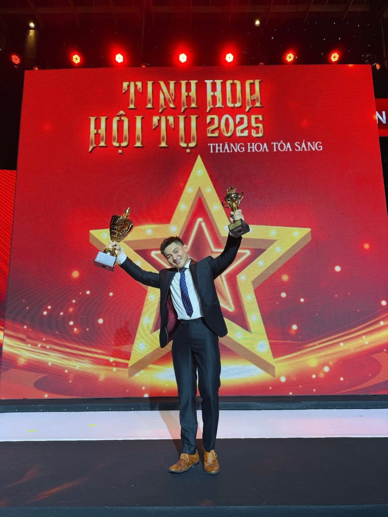 Phạm Hùng Cường nhận 2 cúp Tinh Hoa Hội Tụ 2025 Dai-ichi Life