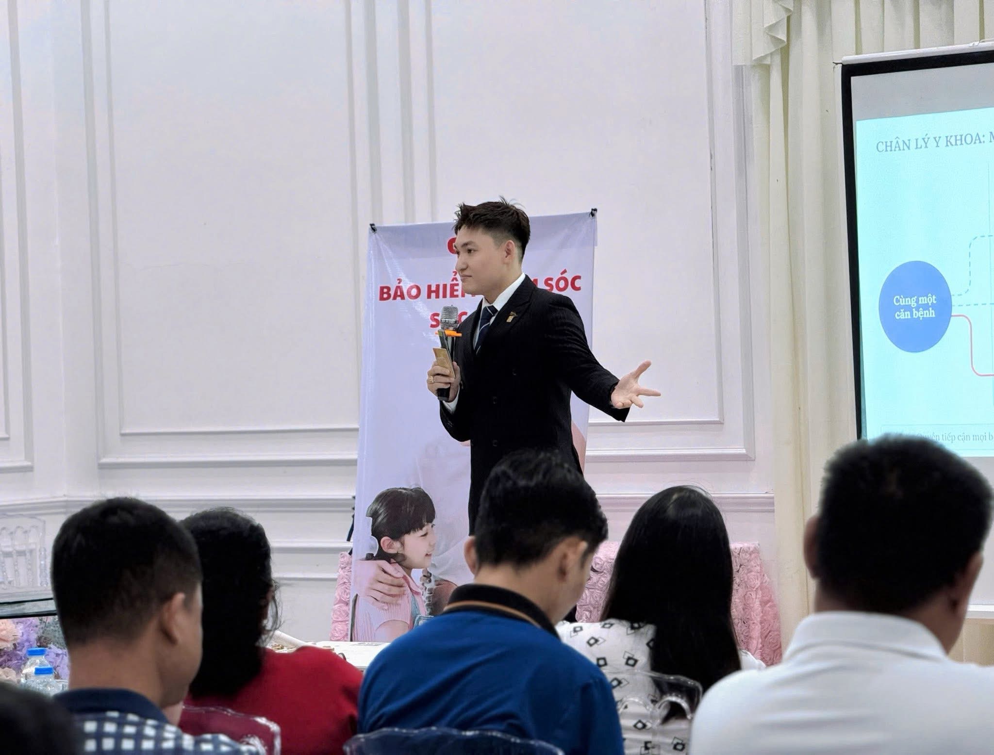 Phạm Hùng Cường bán sản phẩm từ sân khấu tại hội thảo