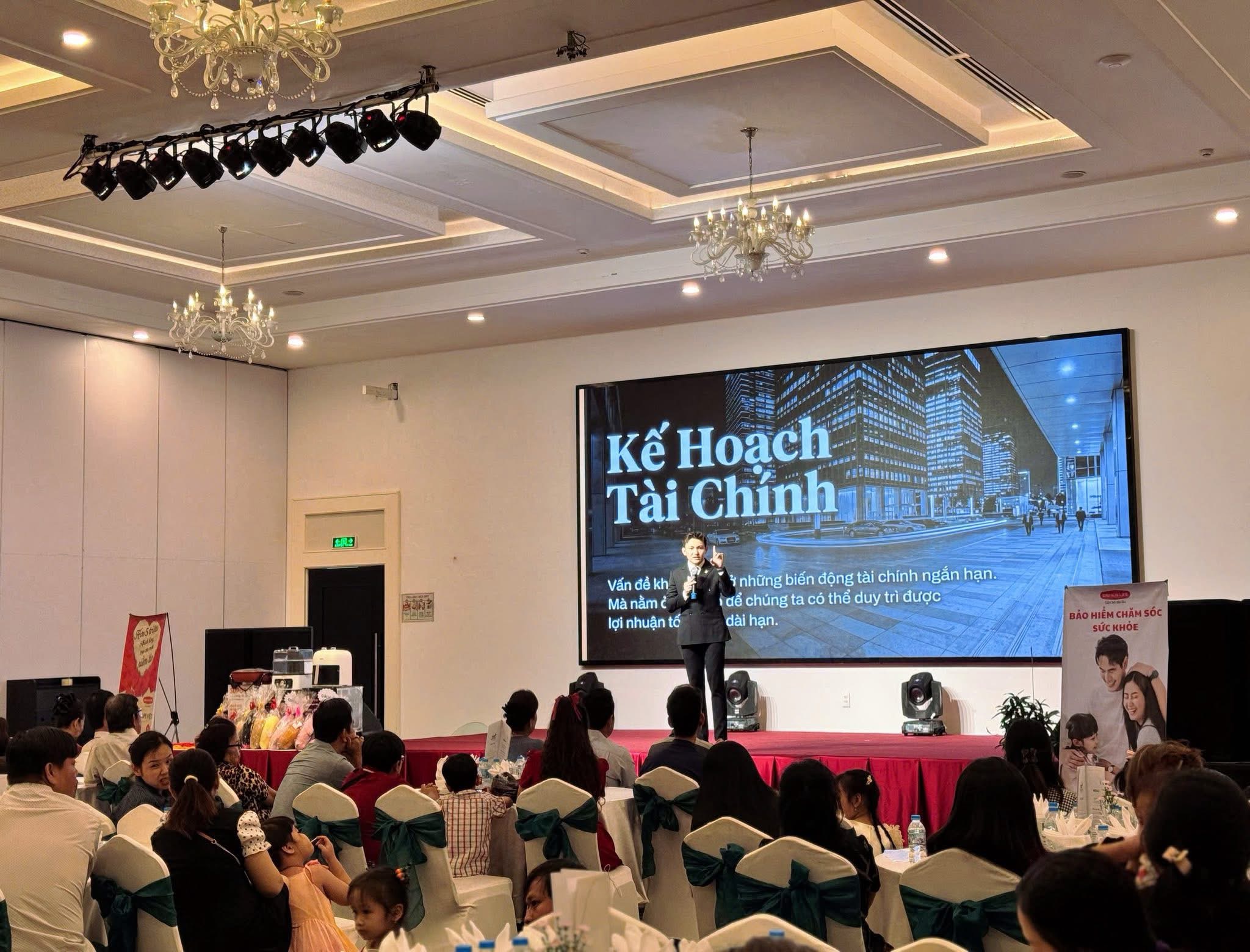 Phạm Hùng Cường thuyết trình cho khách hàng tại hội trường