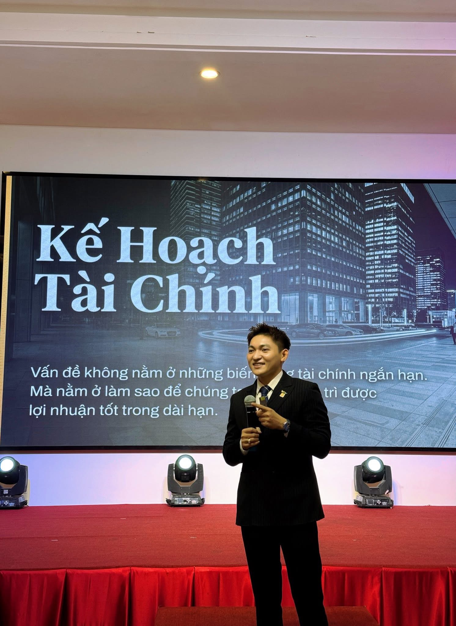 Phạm Hùng Cường mở đầu bài nói trên sân khấu lớn